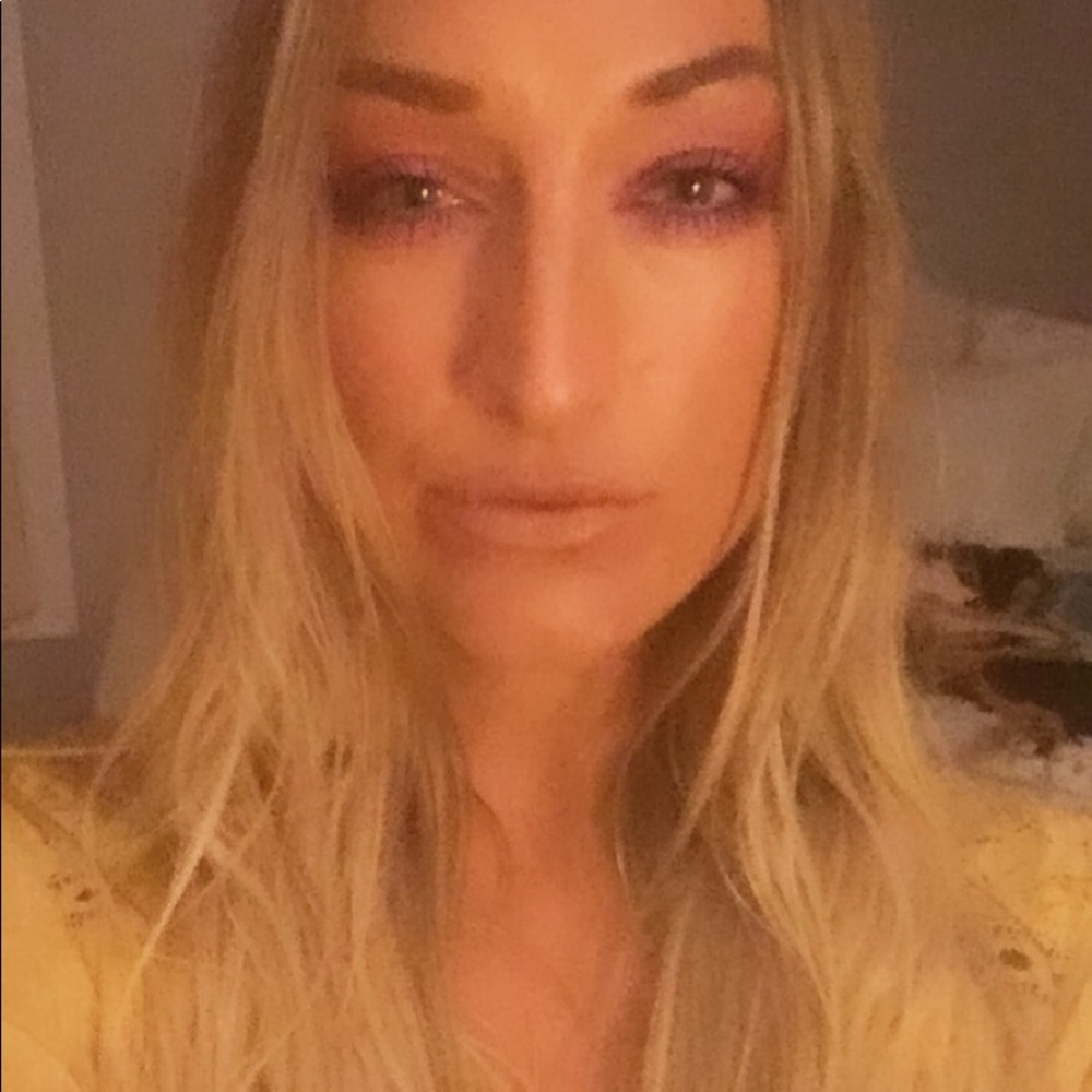 Meet your Posher, Hilary